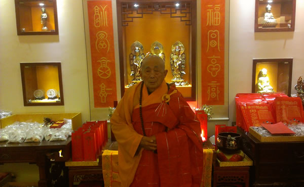 再经佛家高僧诵经开光,将水晶的磁场,开光的咒力,道长的气功加